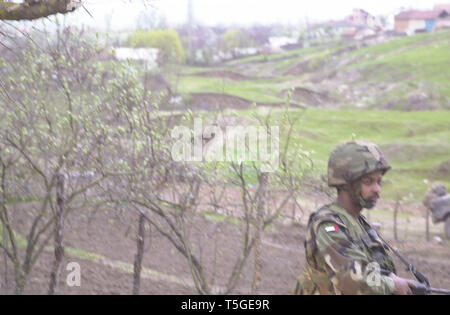 Il Kosovo, Iugoslavia. Xvi Apr, 2000. Una giordana forze speciali soldato durante un' operazione congiunta con forze speciali degli Stati Uniti, in un villaggio vicino a Klokot, Kosovo, Jugoslavia, Aprile 16, 2000. Credito: Bill Putnam/ZUMA filo/Alamy Live News Foto Stock