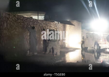 Bayji, Salah ad Din, Iraq. Xix Apr, 2006. Soldati americani dal 1° Battaglione, 187th Reggimento di Fanteria cerca due uomini iracheni in Saniya, Iraq, 19 aprile 2006. Il battaglione cercato la città per trovare i ribelli che hanno fatto esplodere una bomba di automobile 19 aprile che ha provocato la morte di un soldato americano. Credito: Bill Putnam/ZUMA filo/Alamy Live News Foto Stock