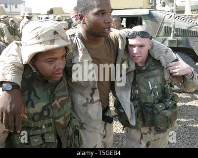 Baghdad, Baghdad, Iraq. 13 Ago, 2004. I soldati USA a partire dal 1° Battaglione, 8 reggimento di cavalleria portano un altro soldato che ha passato fuori dalla disidratazione su Falcon FOB nel sud ovest di Bagdad Agosto 13, 2004. Credito: Bill Putnam/ZUMA filo/Alamy Live News Foto Stock