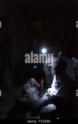 Mosul, Ninive, Iraq. 16 Sett 2005. Un uomo è detenuto dalla fanteria da Centurion Company, 2° Battaglione, 1° Reggimento di Fanteria durante un raid a Mosul, Iraq, 16 settembre 2005. Credito: Bill Putnam/ZUMA filo/Alamy Live News Foto Stock