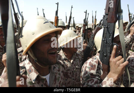 Baghdad, Baghdad, Iraq. 25 mar 2004. Soldati in Iraq Protezione Civile 304th battaglione celebrare l'attivazione della propria azienda e di apertura del loro composto vicino avanti Base Operativa Falcon a Baghdad il 25 marzo 2004. Credito: Bill Putnam/ZUMA filo/Alamy Live News Foto Stock