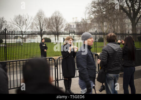 Washington, DC, Stati Uniti d'America. 8 Gen, 2016. I turisti scattare foto al di fuori della Casa Bianca di Washington, DC, 8 gennaio. 2016. Credito: Bill Putnam/ZUMA filo/Alamy Live News Foto Stock