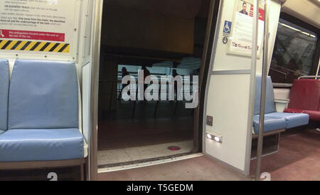 Washington, DC, Stati Uniti d'America. 3 dicembre, 2015. La gente in attesa per la Metropolitana di Washington DC, 3 dicembre 2015. Credito: Bill Putnam/ZUMA filo/Alamy Live News Foto Stock