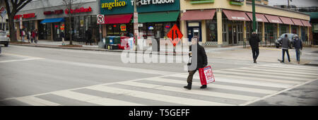 Washington, DC, Stati Uniti d'America. 15 gennaio, 2015. Una signora croce Wisconsin Blvd a Washington DC, 14 gennaio 2015. Credito: Bill Putnam/ZUMA filo/Alamy Live News Foto Stock