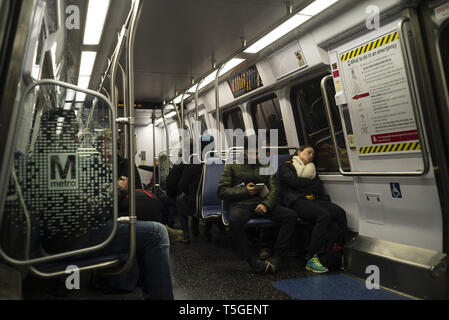 Washington, DC, Stati Uniti d'America. Il 9 febbraio, 2017. Una donna dorme sulla metropolitana di Washington DC, 9 febbraio 2017. La DC della zona di transito di massa agenzia è rivolta verso anni di cattiva gestione e di abbandono che colpisce i numeri pilota. Credito: Bill Putnam/ZUMA filo/Alamy Live News Foto Stock