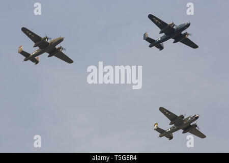 Washington, DC, Stati Uniti d'America. 8 Maggio, 2015. Tre B-25 Mitchell bombardieri sorvolano Washington, DC, 8 maggio 2015, durante il ''Arsenale della democrazia'' air show in Washington, DC, 8 maggio 2015. Cinquanta Guerra Mondiale 2-era l'aeromobile è volato oltre il capitale in formazioni per contrassegnare il settantesimo anniversario della fine della Seconda guerra mondiale 2. Credito: Bill Putnam/ZUMA filo/Alamy Live News Foto Stock