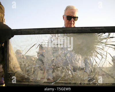 Baghdad, Baghdad, Iraq. Xviii Sep, 2004. Un membro del Congresso statunitense guarda un Humvee distrutto il parabrezza durante una delegazione del Congresso visita per inoltrare una base operativa Falcon a Bagdad sett. 18, 2004. Credito: Bill Putnam/ZUMA filo/Alamy Live News Foto Stock