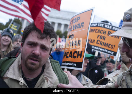 Washington, DC, Stati Uniti d'America. Xvii Mar, 2007. Charlie Anderson, una guerra in Iraq veterano e membro dell'Iraq dei veterani di guerra contro la guerra, grida durante la marcia del passato il Lincoln Memorial durante l'anti-war rally e marzo al Pentagono a Washington DC, 17 marzo 2007, in occasione del quarto anniversario della guerra in Iraq. Contro i manifestanti, molti di essi veterani militari e i sostenitori del Presidente George Bush, erano lì a guardia del vicino Viet Nam Memoriale di guerra non erano state profanate da anti-guerra di contestatori. Credito: Bill Putnam/ZUMA filo/Alamy Live News Foto Stock