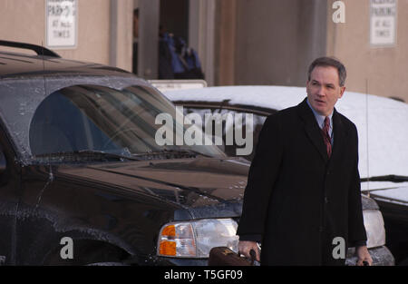 Washington, DC, Stati Uniti d'America. 8 Feb 2007. Il procuratore speciale Patrick Fitzgerald, destra e un elemento non identificato del suo team di perseguimento penale, arrivare a U.S. La corte distrettuale di Washington DC, mercoledì 8 febbraio, 2007, durante la prova di spergiuro di I. Lewis 'scooter' Libby. Libby, 56, è accusato di mentire per gli investigatori di sondare se i funzionari degli Stati Uniti deliberatamente trapelato ufficiale della CIA Valerie Plame identità nel 2003 ad adottare misure di ritorsione contro il marito Joseph Wilson, per attaccare il Governo di guerra di Iraq rivendicazioni. Credito: Bill Putnam/ZUMA filo/Alamy Live News Foto Stock