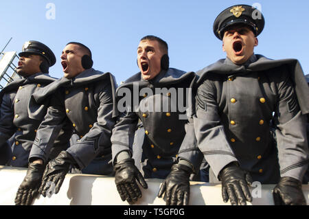 Philadelphia, Pennsylvania, USA. 12 dic 2009. Punto ad ovest di cadetti tifare per la loro squadra di calcio durante il Army-Navy gioco di gioco del calcio di Filadelfia il 12 dic. 2009. Marina militare esercito beat 17-3, e trattiene un 60-51-7 record in serie che risale al 1890. Credito: Bill Putnam/ZUMA filo/Alamy Live News Foto Stock