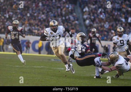 Philadelphia, Pennsylvania, USA. 12 dic 2009. Un US Naval Academy player è affrontato da un punto ad ovest lettore durante il Army-Navy gioco di gioco del calcio di Filadelfia il 12 dicembre 2009.Marina esercito beat 17-3, e trattiene un 60-51-7 record in serie che risale al 1890. Credito: Bill Putnam/ZUMA filo/Alamy Live News Foto Stock