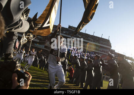 Philadelphia, Pennsylvania, USA. 12 dic 2009. Punto ad ovest di cadetti esegui e allietare la loro squadra di calcio sul campo prima dell'Army-Navy gioco di gioco del calcio di Filadelfia il 12 dicembre 2009.Marina esercito beat 17-3, e trattiene un 60-51-7 record in serie che risale al 1890. Credito: Bill Putnam/ZUMA filo/Alamy Live News Foto Stock