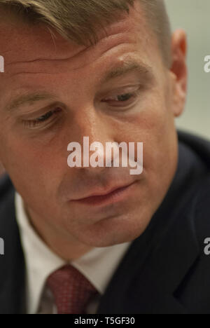 Washington, DC, Stati Uniti d'America. 2 Ottobre, 2007. Erik Prince, presidente del principe Group, LLC e Blackwater USA, dà la sua dichiarazione di apertura nel corso di una audizione circa la sicurezza privata parti in Iraq e in Afghanistan per la supervisione della casa e di governo di riforma Comitato al Campidoglio di Washington, DC, Ottobre 2, 2007. Credito: Bill Putnam/ZUMA filo/Alamy Live News Foto Stock