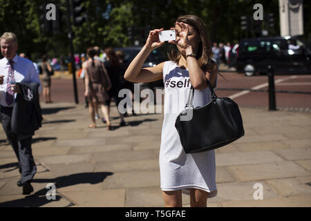 Londra, Regno Unito. Decimo Giugno, 2014. I turisti fuori Buckingham Palace a Londra, giugno 10, 2014. Credito: Bill Putnam/ZUMA filo/Alamy Live News Foto Stock