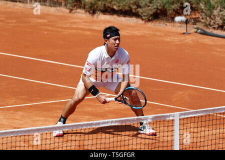 Barcellona, Spagna. 24 apr, 2019. Kei Nishikori (JPN) Tennis : Kei Niskori del Giappone durante raddoppia il 1° round match contro Oliver Marach di Austria e Mate Pavic di Croacia sul Barcelona Open Banc Sabadell torneo di tennis presso il Real Club de tenis de Barcelona a Barcellona Spagna . Credito: Mutsu Kawamori/AFLO/Alamy Live News Foto Stock