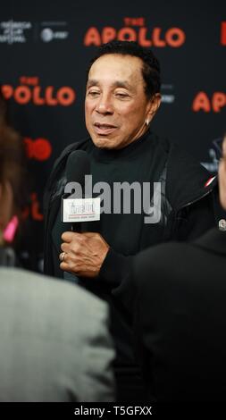 New York, NY, STATI UNITI D'AMERICA. 24 apr, 2019. Smokey Robinson presso gli arrivi di Apollo apertura notturna Premiere al Tribeca Film Festival, l'Apollo Theatre di New York, NY Aprile 24, 2019. Credito: Jason Mendez/Everett raccolta/Alamy Live News Foto Stock