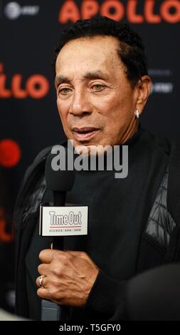 New York, NY, STATI UNITI D'AMERICA. 24 apr, 2019. Smokey Robinson presso gli arrivi di Apollo apertura notturna Premiere al Tribeca Film Festival, l'Apollo Theatre di New York, NY Aprile 24, 2019. Credito: Jason Mendez/Everett raccolta/Alamy Live News Foto Stock