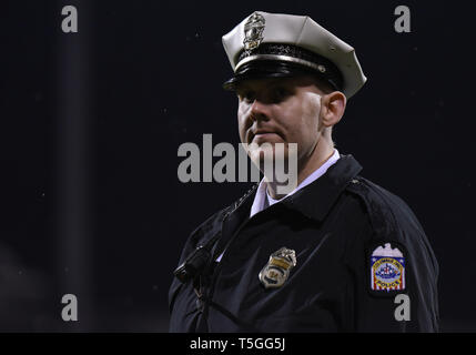 Columbus, OH, Stati Uniti d'America. 24 apr, 2019. Aprile 24, 2019: un colombo funzionario di polizia veglia su i giocatori dopo il match di MLS tra DC uniti e Columbus Crew SC a Mapfre Stadium di Columbus, Ohio. Austyn McFadden/ZUMA Credito: Austyn McFadden/ZUMA filo/Alamy Live News Foto Stock