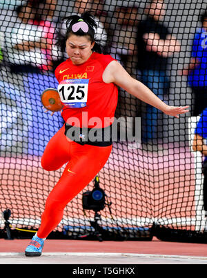 (190425) -- DOHA, Aprile 25, 2019 (Xinhua) -- Chen Yang della Cina compete durante le Donne Lancio del disco finale al ventitreesimo Asian Athletics Championships Al Khalifa International Stadium di Doha, capitale del Qatar, 24 aprile 2019. (Xinhua/Nikku) Foto Stock