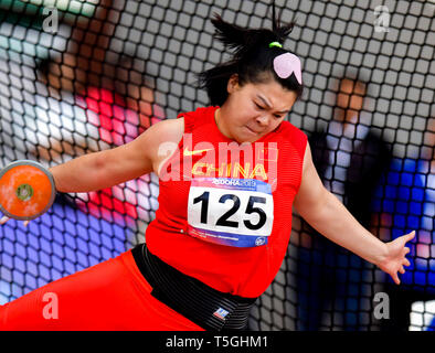 (190425) -- DOHA, Aprile 25, 2019 (Xinhua) -- Chen Yang della Cina compete durante le Donne Lancio del disco finale al ventitreesimo Asian Athletics Championships Al Khalifa International Stadium di Doha, capitale del Qatar, 24 aprile 2019. (Xinhua/Nikku) Foto Stock