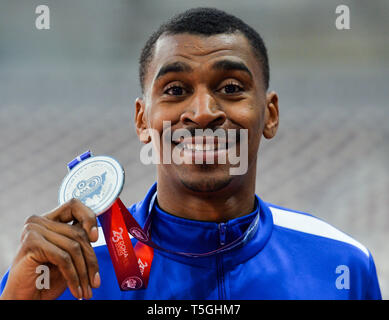 (190425) -- DOHA, Aprile 25, 2019 (Xinhua) -- Argento medaglia Yaqoub Alyouha del Kuwait pone durante la cerimonia di premiazione per gli uomini 110m Hurdles al ventitreesimo Asian Athletics Championships Al Khalifa International Stadium di Doha, capitale del Qatar, 24 aprile 2019. (Xinhua/Nikku) Foto Stock