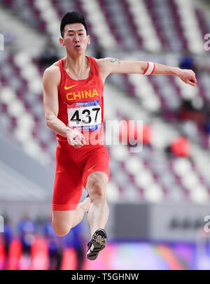 (190425) -- DOHA, Aprile 25, 2019 (Xinhua) -- Huang Changzhou della Cina compete durante gli Uomini Salto in lungo Finale durante il ventitreesimo Asian Athletics Championships Al Khalifa International Stadium di a Doha, capitale del Qatar, 24 aprile 2019. (Xinhua/Wu Huiwo) Foto Stock