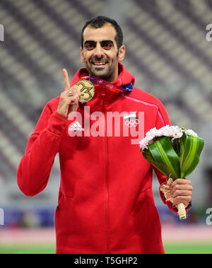 (190425) -- DOHA, Aprile 25, 2019 (Xinhua) -- Majdeddin Ghazal di Siria celebra durante la cerimonia di vittoria dopo gli Uomini Salto in alto finale alla XXIII Asian Athletics Championships Al Khalifa International Stadium di Doha, capitale del Qatar, 24 aprile 2019. (Xinhua/Wu Huiwo) Foto Stock