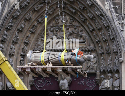 (190425) -- Parigi, 25 aprile 2019 (Xinhua) -- una statua viene rimosso dal bruciato la cattedrale di Notre Dame di Parigi, capitale della Francia, 24 aprile 2019. La persona incaricata di controllare l'allarme antincendio non andare al posto giusto dopo la cattedrale di Notre Dame nel centro di Parigi ha preso fuoco il 15 aprile, Francese news channel BFMTV segnalati Mercoledì, citando una fonte vicina all'inchiesta. Il primo allarme è stato attivato a 6:20 del pomeriggio ora locale il 15 aprile, la relazione ha detto. Il secondo allarme lanciato dopo venti minuti, ma era già troppo tardi poiché il fuoco ha cominciato a diffondersi. In un altro dev Foto Stock