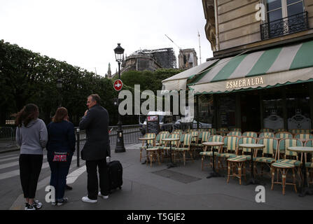 (190425) -- Parigi, 25 aprile 2019 (Xinhua) -- pedoni guardare bruciato la cattedrale di Notre Dame di Parigi, capitale della Francia, il 24 aprile 2019. La persona incaricata di controllare l'allarme antincendio non andare al posto giusto dopo la cattedrale di Notre Dame nel centro di Parigi ha preso fuoco il 15 aprile, Francese news channel BFMTV segnalati Mercoledì, citando una fonte vicina all'inchiesta. Il primo allarme è stato attivato a 6:20 del pomeriggio ora locale il 15 aprile, la relazione ha detto. Il secondo allarme lanciato dopo venti minuti, ma era già troppo tardi poiché il fuoco ha cominciato a diffondersi. In un altro devel Foto Stock