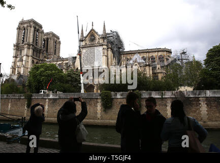 (190425) -- Parigi, 25 aprile 2019 (Xinhua) -- pedoni guardare bruciato la cattedrale di Notre Dame di Parigi, capitale della Francia, il 24 aprile 2019. La persona incaricata di controllare l'allarme antincendio non andare al posto giusto dopo la cattedrale di Notre Dame nel centro di Parigi ha preso fuoco il 15 aprile, Francese news channel BFMTV segnalati Mercoledì, citando una fonte vicina all'inchiesta. Il primo allarme è stato attivato a 6:20 del pomeriggio ora locale il 15 aprile, la relazione ha detto. Il secondo allarme lanciato dopo venti minuti, ma era già troppo tardi poiché il fuoco ha cominciato a diffondersi. In un altro devel Foto Stock