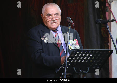 Sydney, Australia, 25 aprile 2019. Aborigeni prendere parte al 'colorato escavatrice Marzo" dal blocco di Redfern Park su Anzac Day. Dignitari hanno partecipato all'evento e ha pronunciato un discorso a un servizio in Redfern Park dopo il mese di marzo. Nella foto: Warrant Officer classe uno Colin Watego OAM (ritirato). Credito: Richard Milnes/Alamy Live News Foto Stock