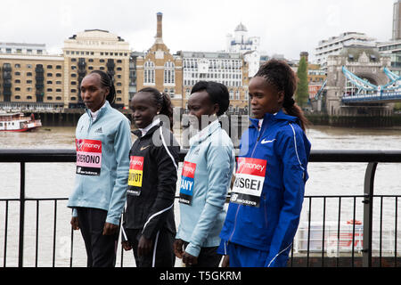 Londra, Regno Unito. Xxv Aprile, 2019. La maratona di Londra Elite Donna Photocall avviene al di fuori del Tower Hotel con il Tower Bridge in background in anticipo della Maratona di domenica. Prendendo parte sono: Gladys Cherono(Ken), Vivian Cheruiyot(Ken), Maria Keitany(Ken) e Brigid Kosgei(Ken). Credito: Keith Larby/Alamy Live News Foto Stock