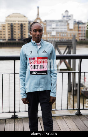 Londra, Regno Unito. Xxv Aprile, 2019. Gladys Cherono(Ken) assiste la maratona di Londra Elite Donna Photocall che ha avuto luogo al di fuori del Tower Hotel con il Tower Bridge in background in anticipo della Maratona di domenica. Credito: Keith Larby/Alamy Live News Foto Stock