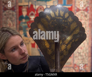 Londra, Regno Unito. Xxv Aprile, 2019. Bonhams islamico e arte indiana vendita anteprima in New Bond Street. Immagine: Un Qajar oro acciaio Damascened Peacock, Persia, xix secolo. Credito: Malcolm Park/Alamy Live News. Foto Stock