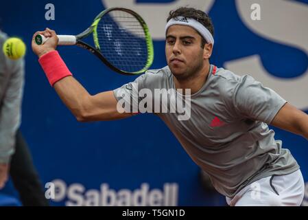 Barcellona, Spagna. Xxv Aprile, 2019. JAUME MUNAR (ESP) restituisce la palla a Dominic Thiem (AUT) durante il giorno 4 del "Barcelona Open Banc Sabadell' 2019. Credito: Matthias Oesterle/Alamy Live News Foto Stock