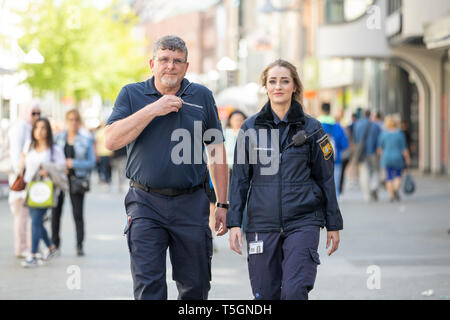 Norimberga, Germania. Xxv Aprile, 2019. Nadine Grünbaum e Rainer Zuber, entrambi membri della bavarese la guardia di sicurezza, presente il nuovo abbigliamento e attrezzature. I volontari ricevono il neon giallo di avvertimento canottiere, torce elettriche e un migliorato spruzzo di pepe per la XXV anniversario. Il nuovo blu scuro abbigliamento di la guardia di sicurezza è modellato sulla corrente di polizia bavarese uniformi. Credito: Daniel Karmann/dpa/Alamy Live News Foto Stock