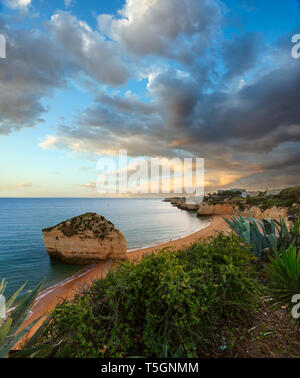 Spiaggia Praia da Cova Redonda serata estiva vista. Costa atlantica del paesaggio (Lagoa, Algarve, Portogallo). Persone irriconoscibile. Foto Stock