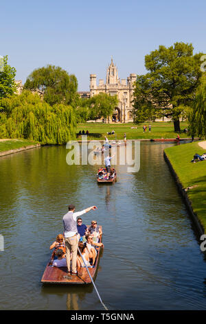 Gli scommettitori sul fiume Cam andando verso St John's College. Città universitaria di Cambridge, Cambridgeshire, Inghilterra Foto Stock