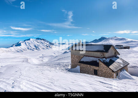 L'Italia, Abruzzo, del Gran Sasso e Monti della Laga, Campo Imperatore e Duca degli Abruzzi baita di montagna in inverno Foto Stock