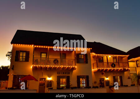 Sant'Agostino, Florida. Gennaio 26 , 2019 . Illuminata Coffee Bar su sfondo al tramonto davanti a Matanzas Baia alla Città Vecchia in Florida's Historic COA Foto Stock