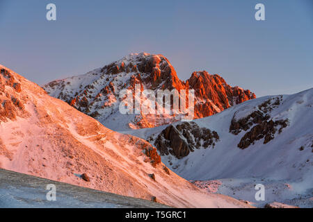 L'Italia, Abruzzo, del Gran Sasso e Monti della Laga, Parco di Campo Imperatore, il Corno Grande montagna a sunrise in inverno Foto Stock