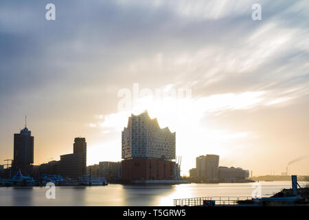 Lunga esposizione della elbphilharmonie di Amburgo in una giornata di sole con le nuvole nel cielo Foto Stock