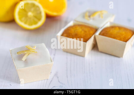 Quattro singoli dolci di agrumi su uno sfondo chiaro Foto Stock