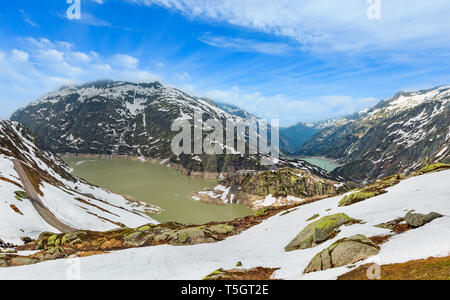 Vista dalla cima del Passo del Grimsel guardando a nord oltre il Raterichsbodensee, Svizzera, Alpi bernesi Foto Stock
