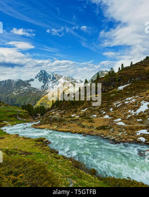 Estate Alpi ruscello di montagna su strada a Kaunertal Gletscher, Austria Tirol Foto Stock