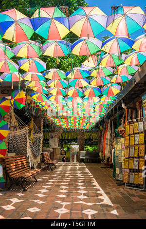 Olinda, Brasile - Circa Aprile 2019: mercato coperto con tipici ombrelloni colorati da Pernambuco con negozi di souvenir nel centro storico di Olinda Foto Stock