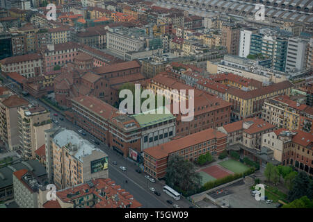 Milano Italia 10 Aprile 2019: Città di Milano visto dal palazzo della regione lombrdia alla fine della giornata Foto Stock