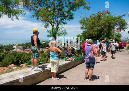 Olinda, Brasile - Circa Aprile 2019: i turisti tedeschi sightseeing in un tour guidato di Olinda del centro storico Foto Stock