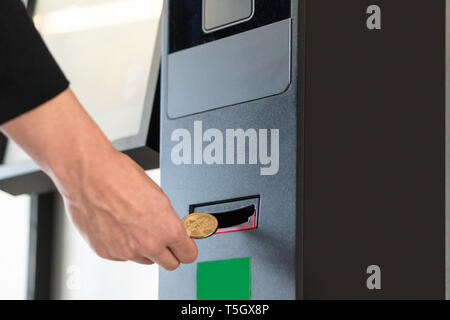Imprenditore acquisto e trasferimento cryptocurrency per telefono cellulare dal bancomat per le operazioni di acquisto e di vendita cryptocurrency. Foto Stock