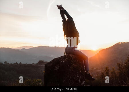 Giovane donna che si affaccia su un parco naturale Sant Llorenç del Munt i l Obach, Barcellona, Spagna Foto Stock